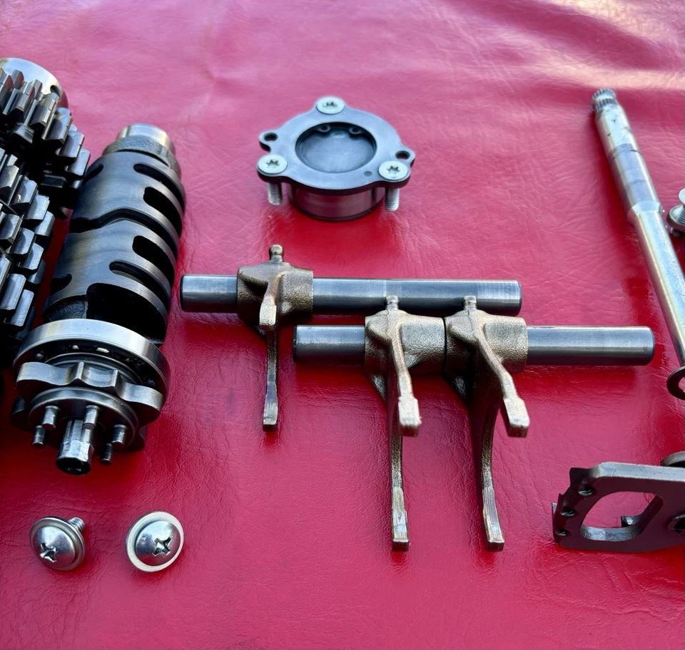 07 2006-2007 Suzuki GSXR 600 Transmisión Caja de cambios Eje de engranajes Horquilla Tambor OEM Bueno Foto 3 de 4