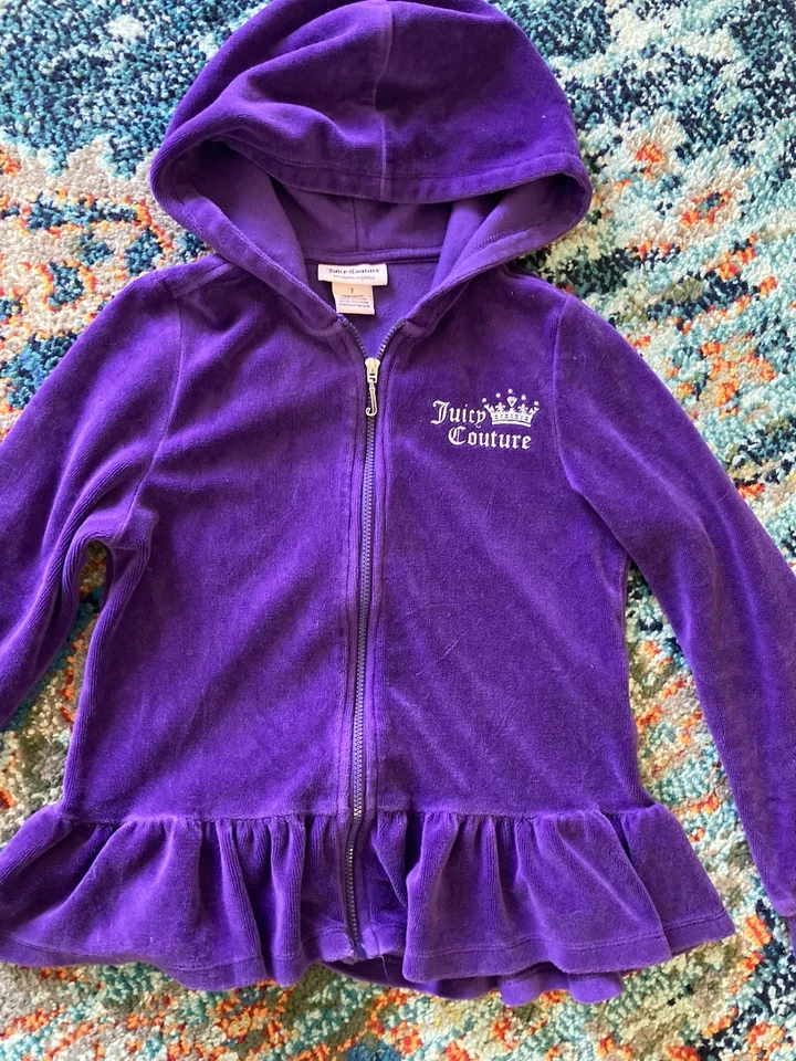 Juicy Couture Niñas 4T Terciopelo Cremallera Completa Chaqueta con Capucha Púrpura Bolsillos con Volantes Foto 3 de 4