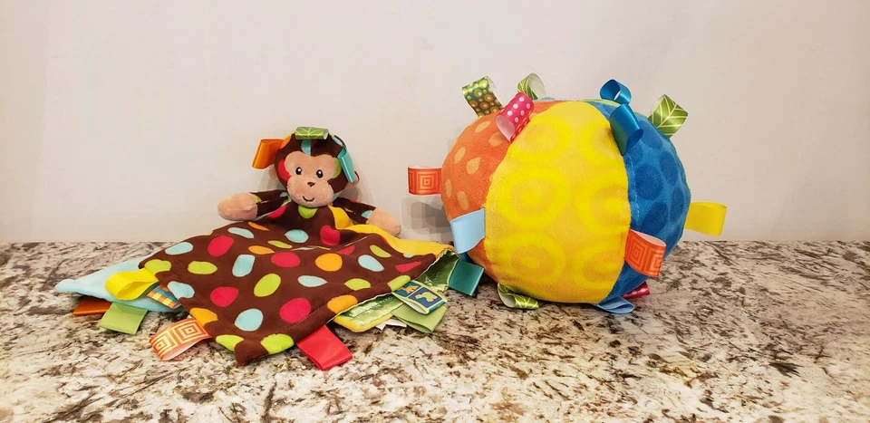 Manta de seguridad de felpa Taggies Monkey Lovey Baby y bola de carillón Taggies. Foto 2 de 4