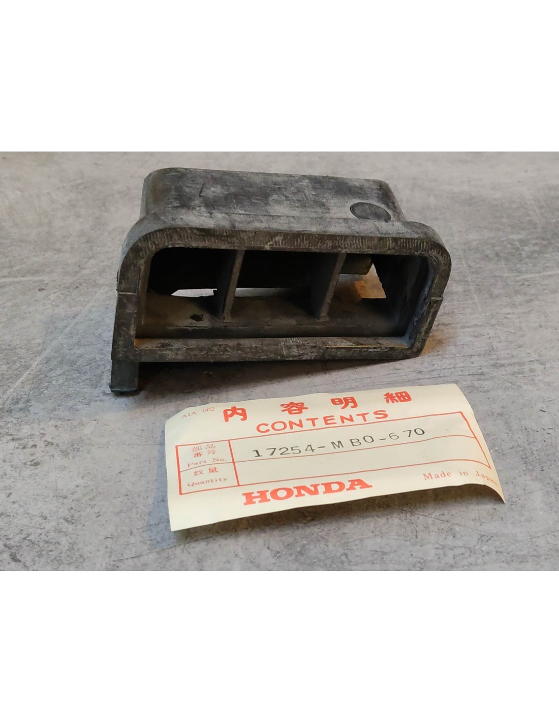 Conduit d'entrée d'air droit HONDA VF750S SABRE 1982 ravivez le mythe avec la pièce 17254-MB0-670