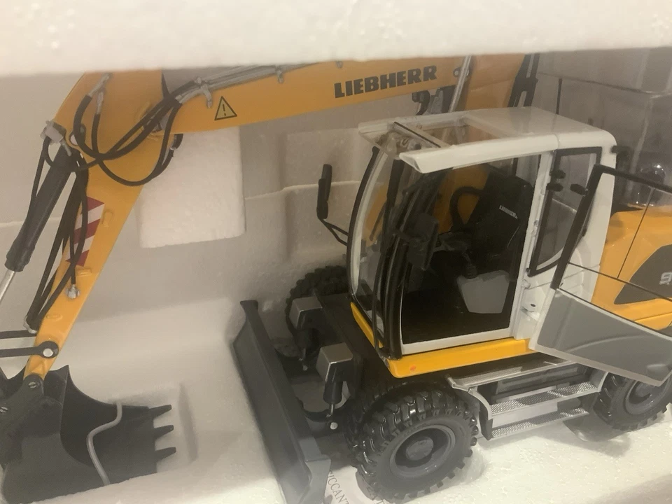 Liebherr A916 Wheeled Hydraulic Diecast Excavator 1:32 Nokian Tyres - Image 4 of 4