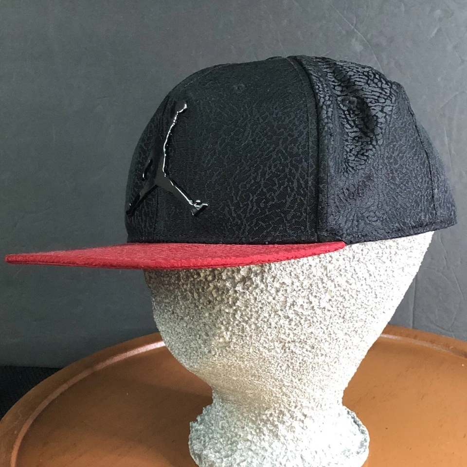 Gorra Air Jordan Jumpman Juvenil Snapback Metal Logo Gorra Negro/Rojo Texturizado Baloncesto Foto 2 de 4