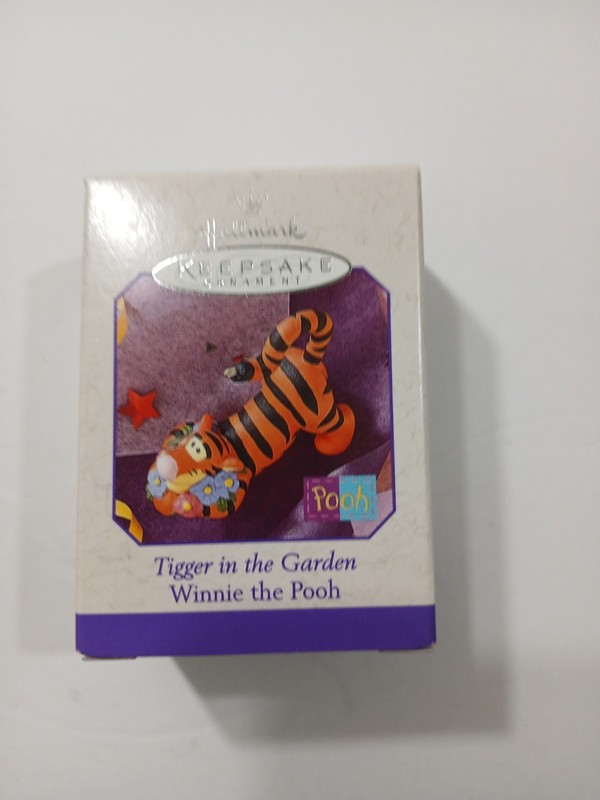 HALLMARK ORNAMENT "TIGGER IN THE GARDEN" WINNIE THE POOH 1998 nib