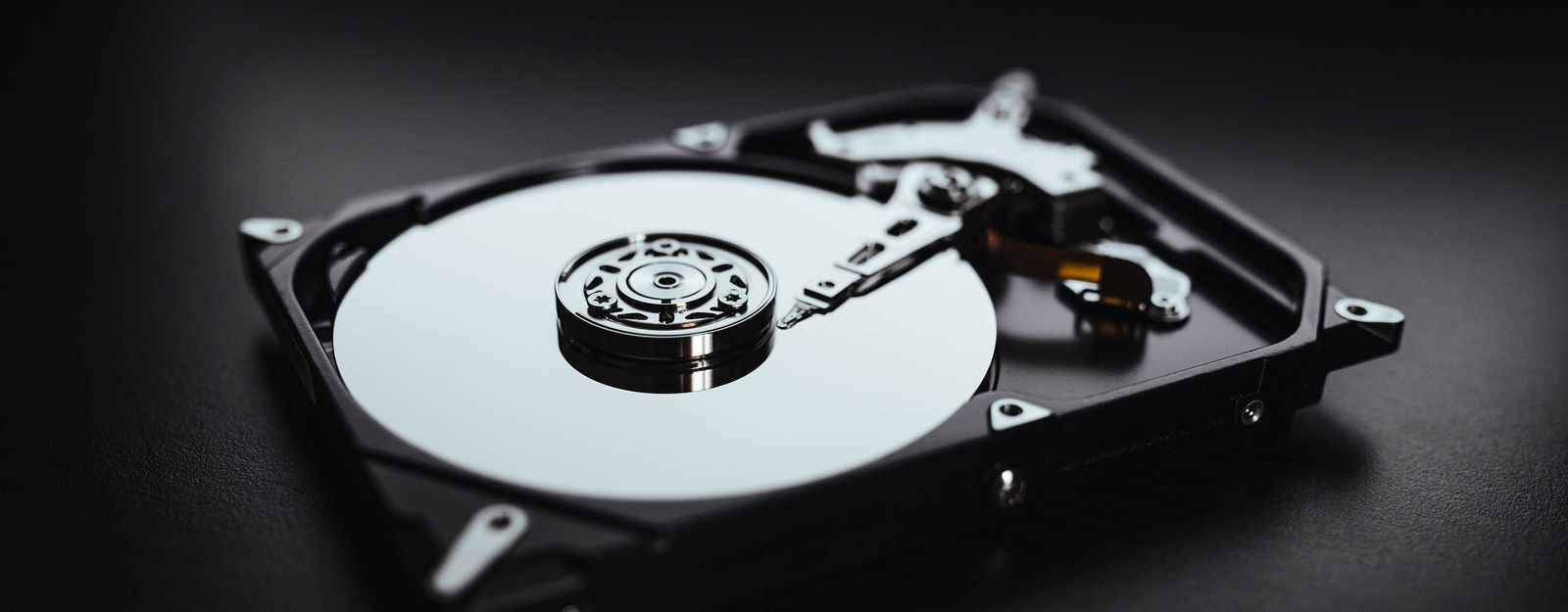 Nahaufnahme einer geöffneten HDD-Festplatte