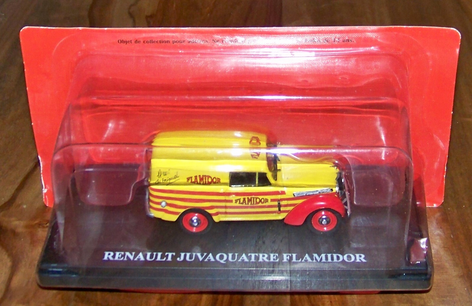 Miniature Renault Juvaquatre Flamidor échelle 1/43 modèle de vitrine haute précision