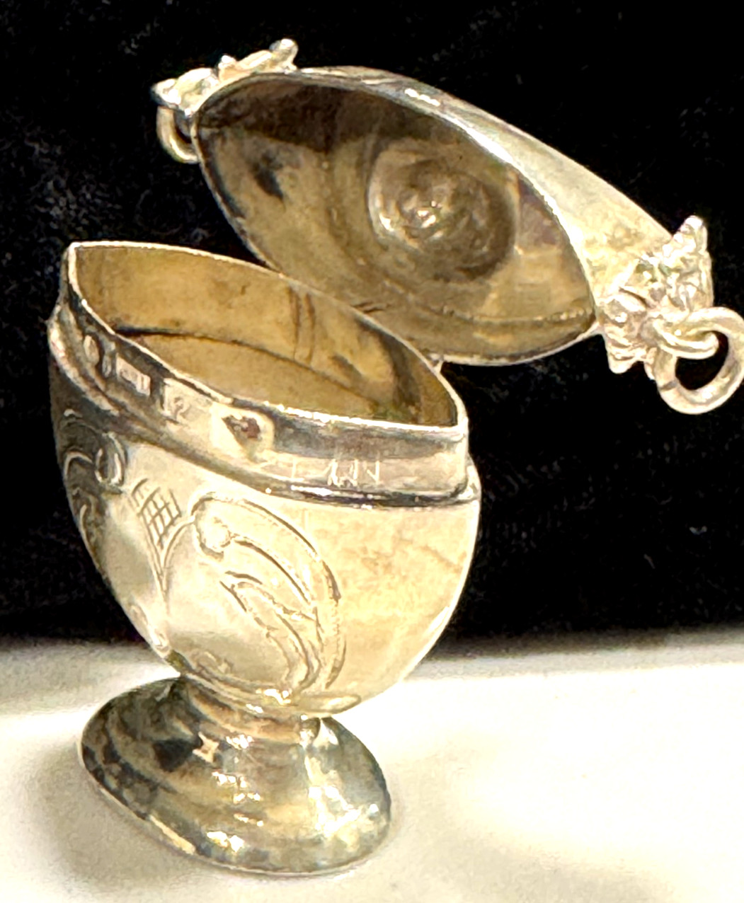 1881 STERLING SILVER GREEN MAN URN SHAPE PILL BOX HINGE LID DUTCH EXPORTED TO UK