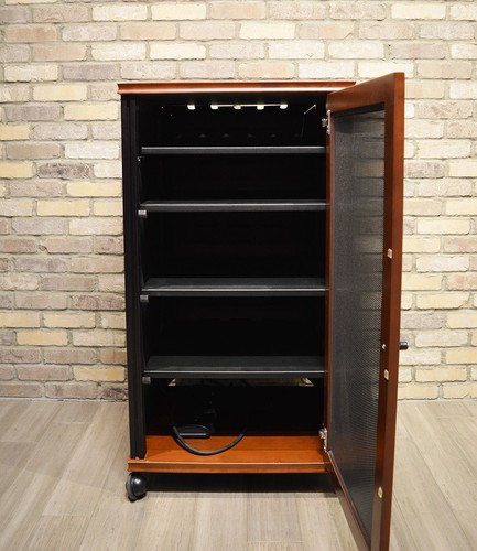 Salamander Designs Synergy 402 Audio Rack - American Cherry /Black Door / Frame