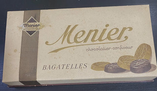 SCHOKOLADE MENIER SCHACHTEL AUS SCHOKOLADENKARTON BAGATELLES UM 1920 HASELNUSS