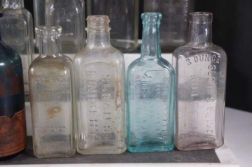 Antike & Vintage Apothekerflasche Konvolut - 24+ Glasflaschen - Kobalt, klar bsk - Bild 6 von 10