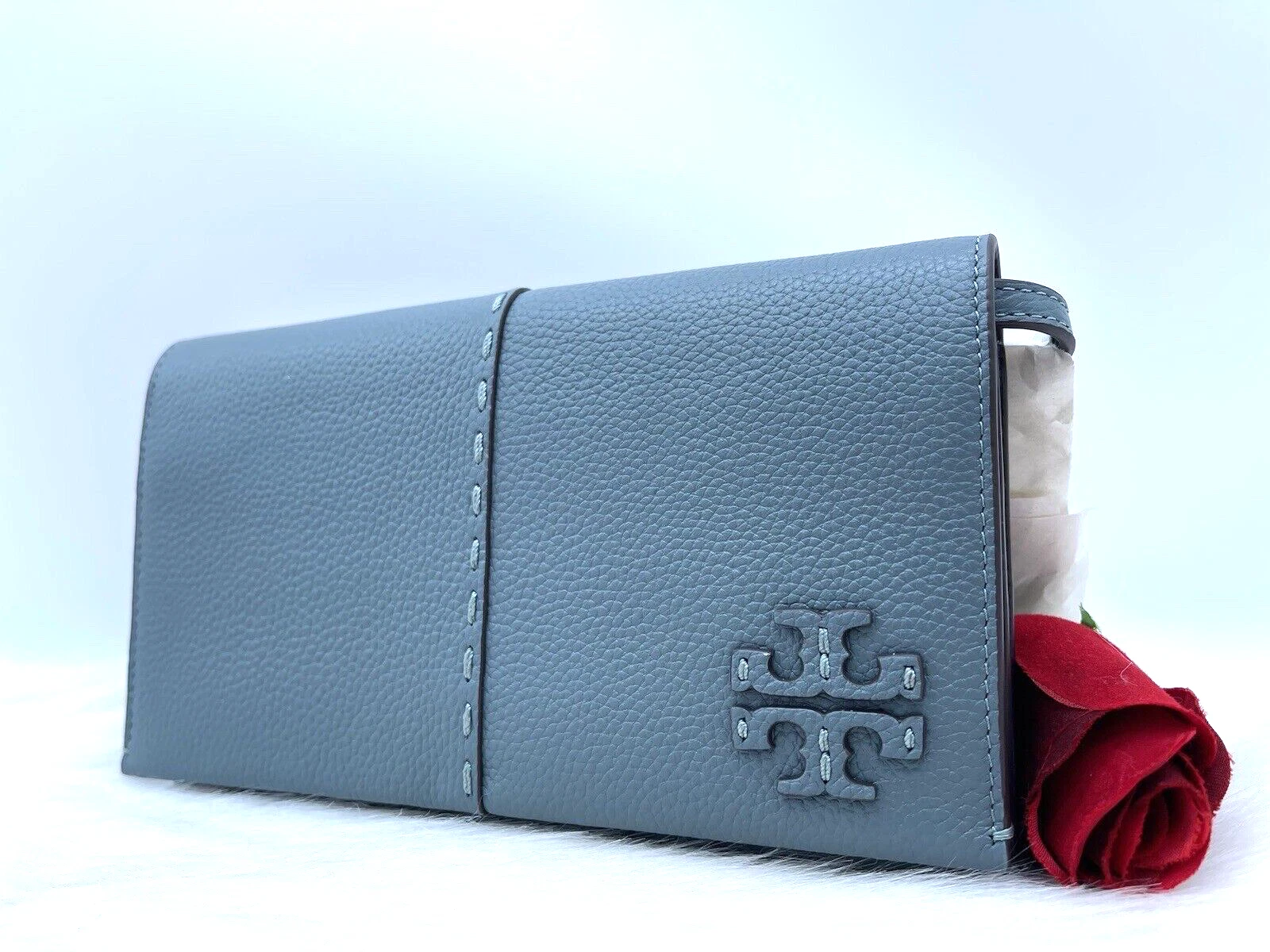 Portafoglio a tracolla nuovo con etichette originale Tory Burch McGraw logo in pelle ciottolata nell'Artico