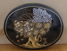 Lackmalerei. Lackdose. Kreative Darstellung von "Vier Jahreszeiten". Handgemalt