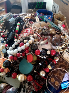 25LBS.-2.0 OZ.- LOT OF JEWELRY FOR CRAFTS OR REPAIR LG. FLAT RATE BOX #3