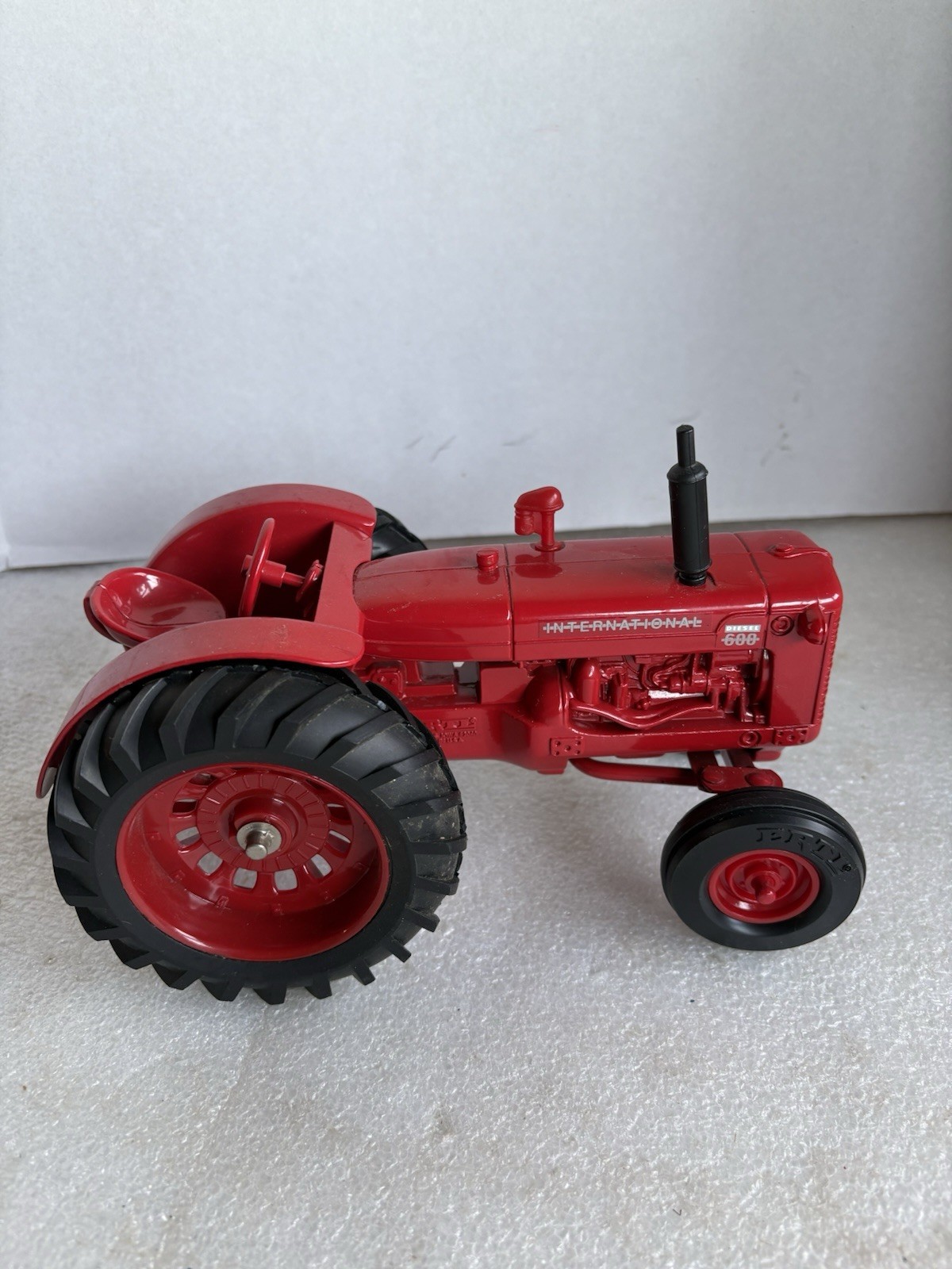 Ertl International 600 Diesel Tractor, Diecast 1/16 USA