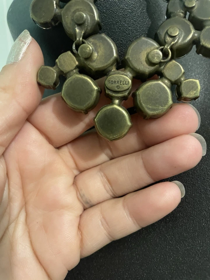 Collar Sorrelli flecos negros. Antiguo tono dorado. Foto 2 de 4