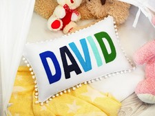Almohada de aguja perforadora con nombre de bebé personalizada, cojín decorativo para guardería con borde de pompón