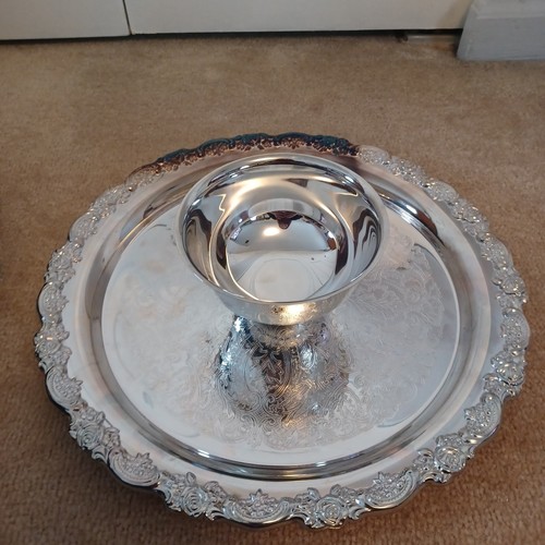 Vintage 12" Oneida Silverplate Serving Tray w/attached Center Bowl - Rose Edge - Picture 3 of 8