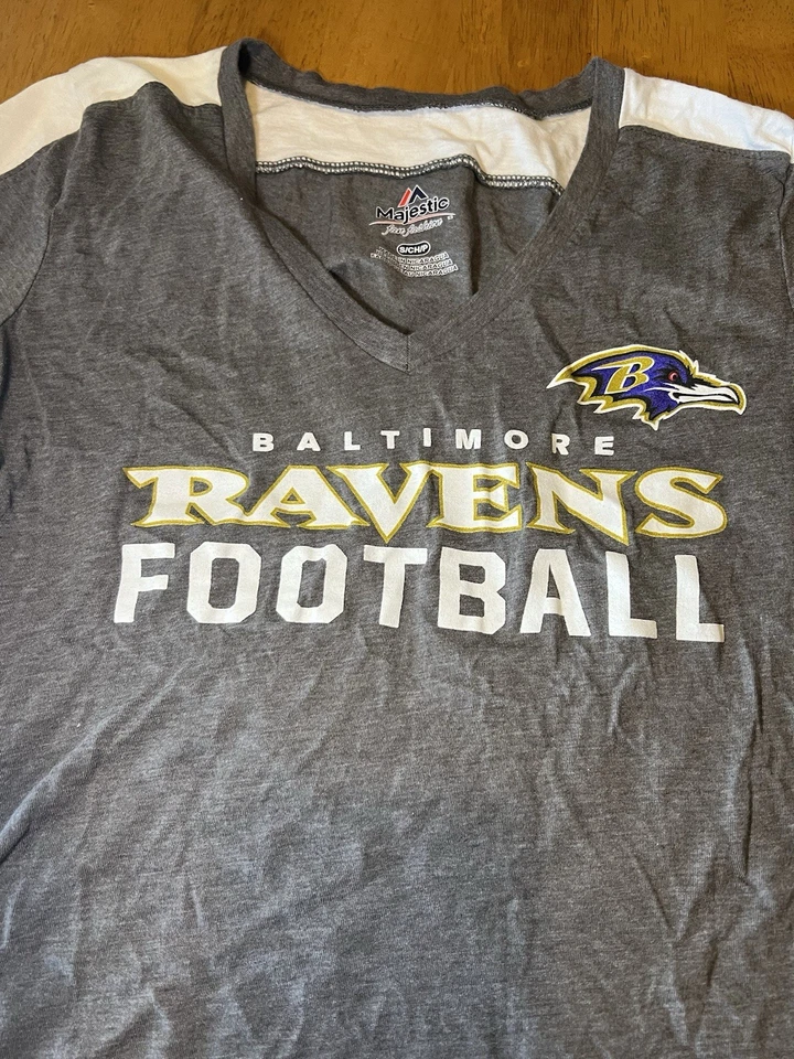 Camisa de fútbol americano Baltimore Ravens para dama talla pequeña gris/blanca con calcomanía Ravens Foto 2 de 4