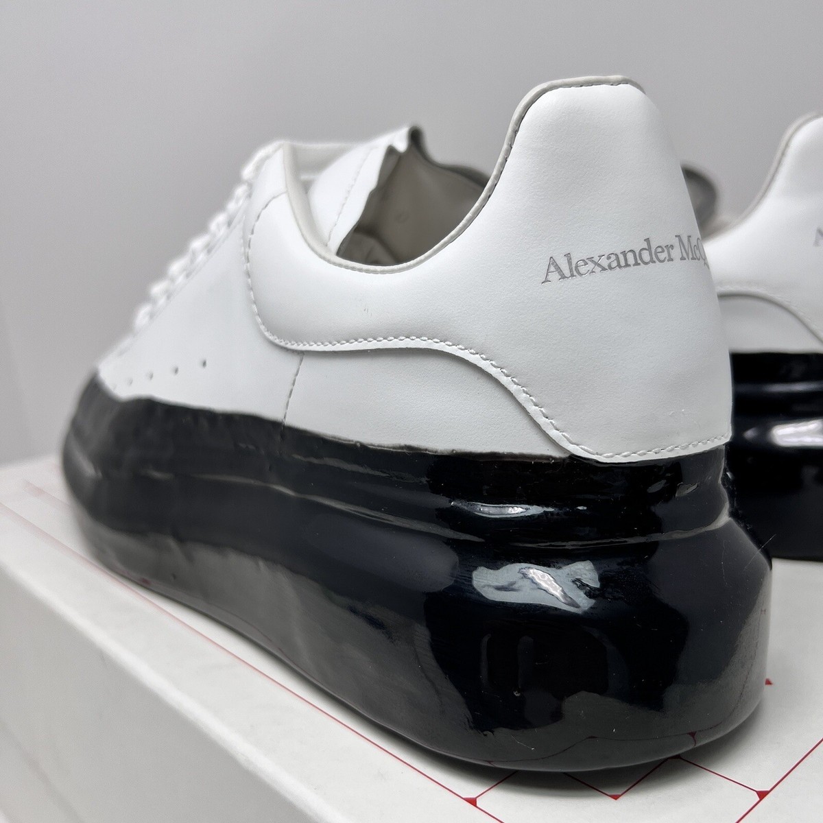 ALEXANDER MCQUEEN スクエアフレムサンクラス 809919J0749 6313 Men's Oversized Sneaker in White | Alexander McQueen US