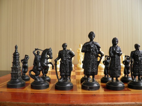 Vintage beautiful plastic chess in very good condition, Ukrainian Cossack style. - Picture 4 of 12