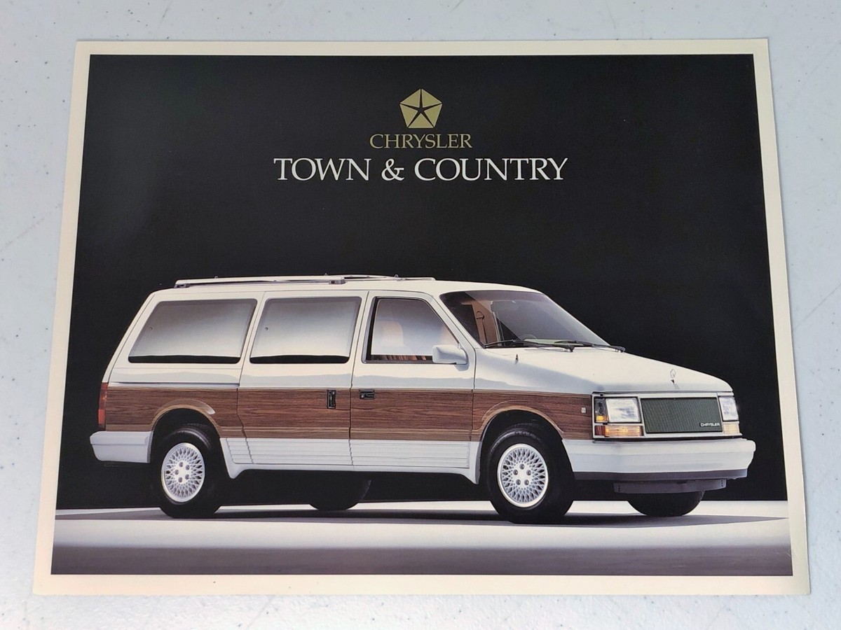 1990 CHRYSLER TOWN COUNTRY SALES BROCHURE IN EXCELLENT CONDITION RARE  PIECE