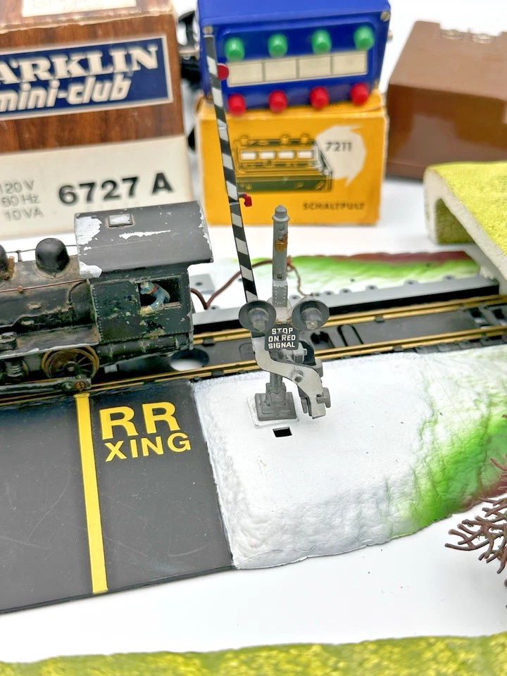 HO TRAIN LOT: TRACKS, TRANSFORMERS, MINI BALDWIN LOCOMOTIVE AND LOTS MORE!! - Image 2 of 4