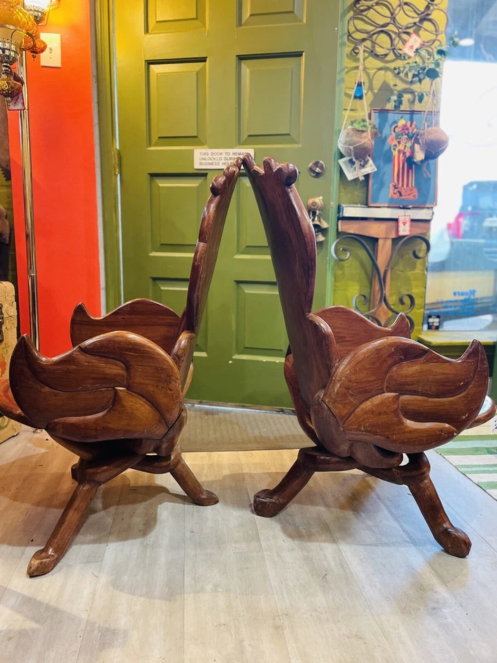 Juego de dos sillas antiguas de teca maciza estilo Art Nouveau Antoni Gaudí Foto 3 de 4