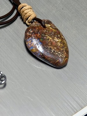 Australischer Boulder Opal Anhänger mit Lederkette aus Koroit
