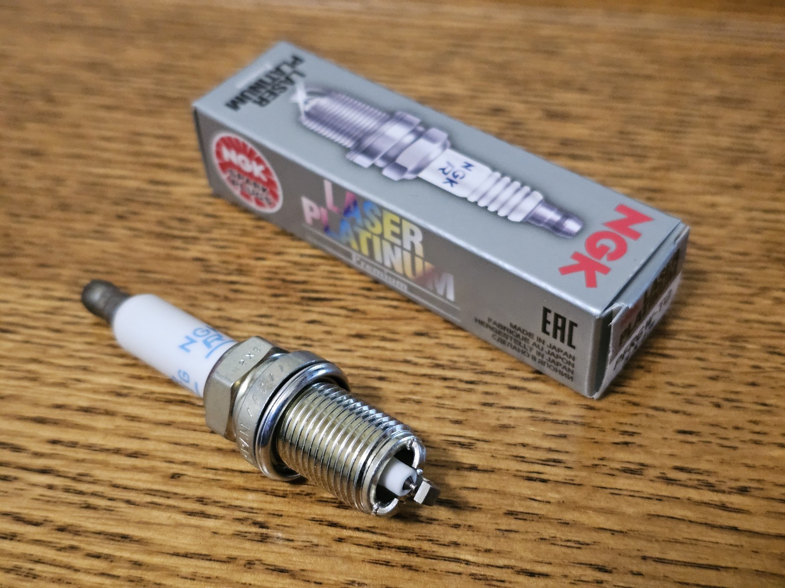 NGK Laser Platinum Premium Pre-Gapped Spark Plug P/N PFR6WTG / 5547 Audi VW