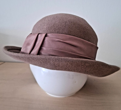 Retro Damen Filzhut 70er- im Cloche-Stil mit einem passenden Satineinsatz, beige