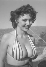 WW II Usa  Photo  **     Girl in Bathing Suit .   **