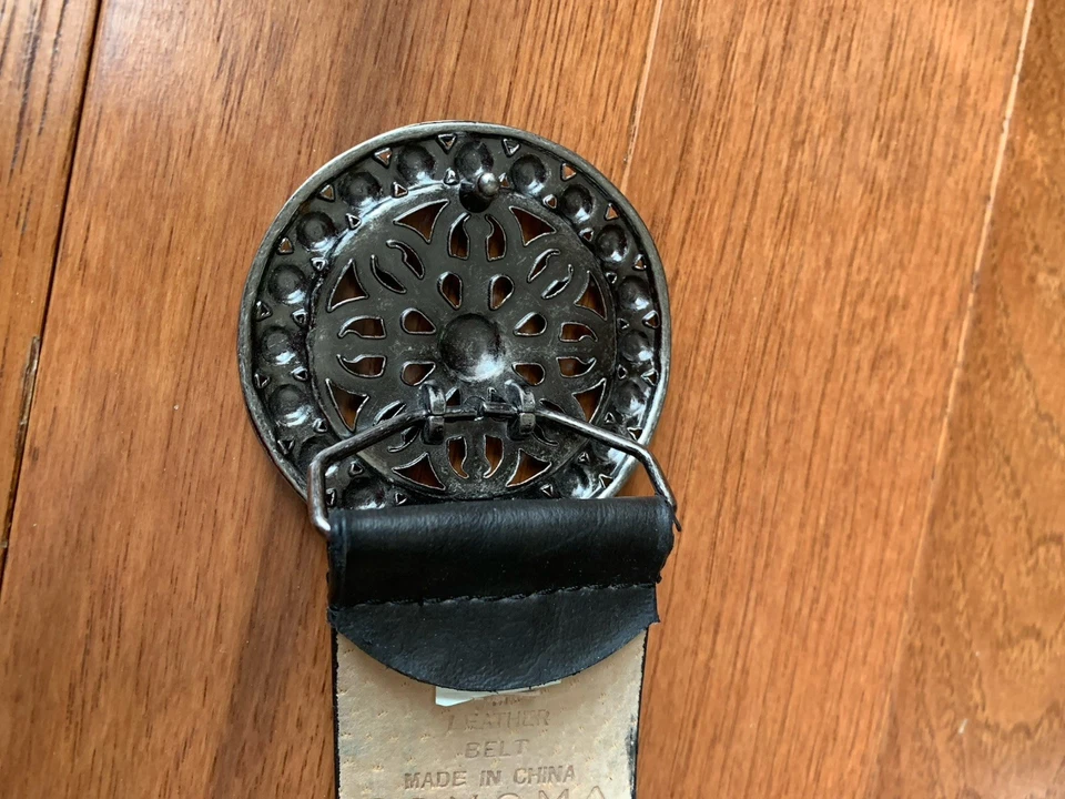 "Cinturón Sonoma para mujer talla M cuero negro tono plata hebilla tachuelas perforadas 2"" de ancho" Foto 4 de 4