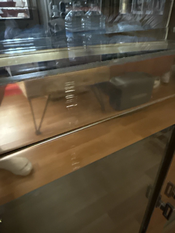 Pair of 1970s Mirrored & Brass Vitrine Display Cabinet by Mastercraft, Lighted - Image 4 of 4