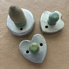 Vintage Aluminium Zielone Drewniane nożyce do ciasteczek / herbatników Zestaw 3 lat 1940.