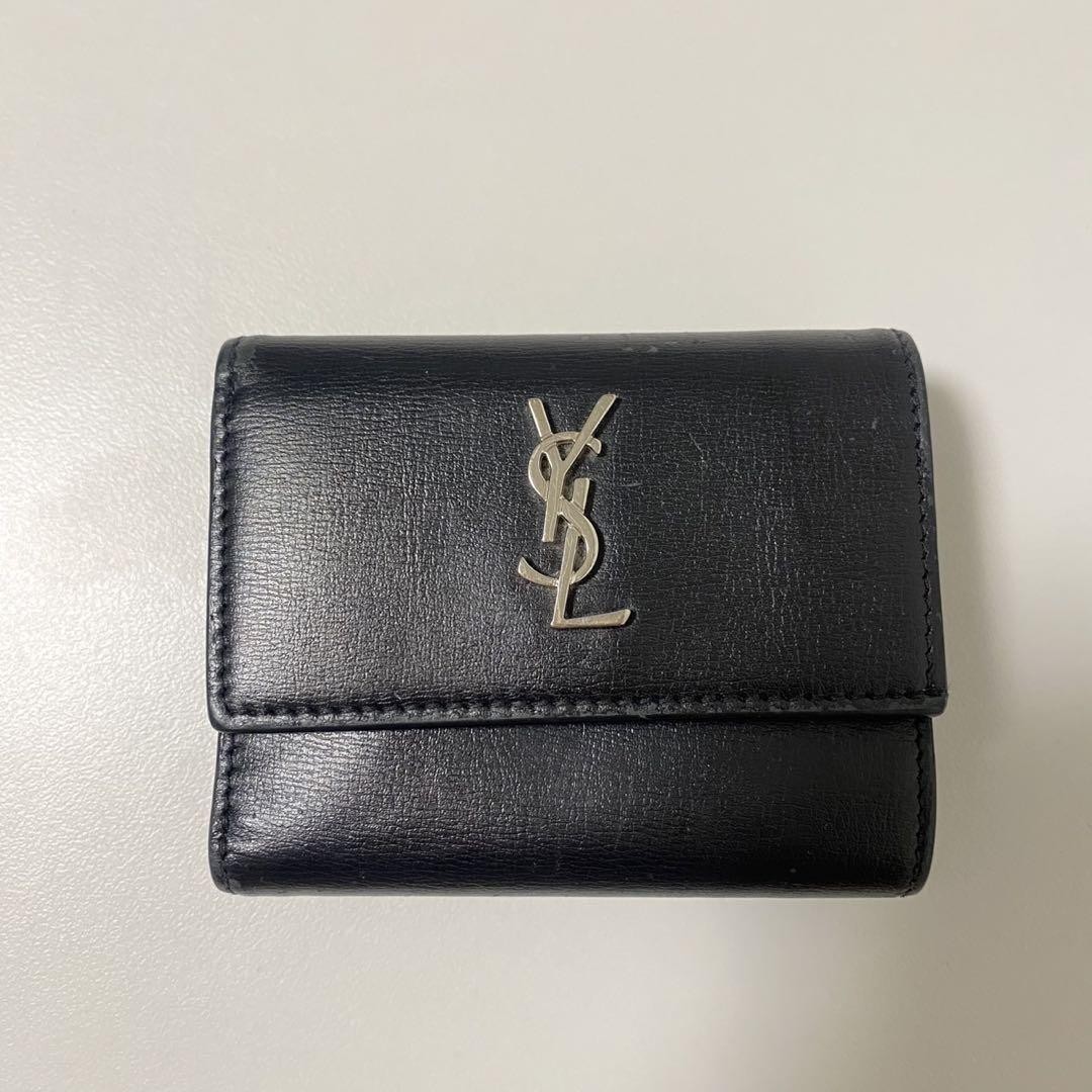 折りたたみ財布 SAINT LAURENT TRI-FOLD CASSANDRE WALLET BLACK CASSANDRE MATELASSÉ compact tri fold wallet in grain de