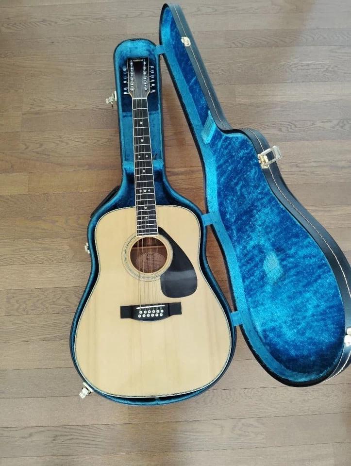 Guitarra acústica Yamaha de 12 cuerdas con estuche rígido Foto 2 de 4