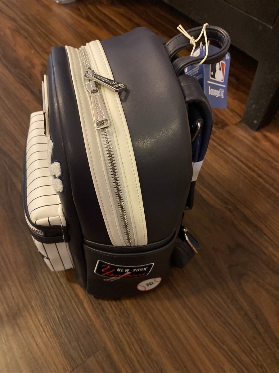☆Loungefly限定 New York Yankees パッチミニBackpack☆ s-l400.jpg