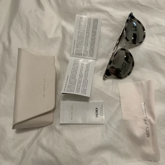 Gafas de sol Michael Kors Adriana 1 - Leopardo/Plateado. Buen estado Foto 2 de 4