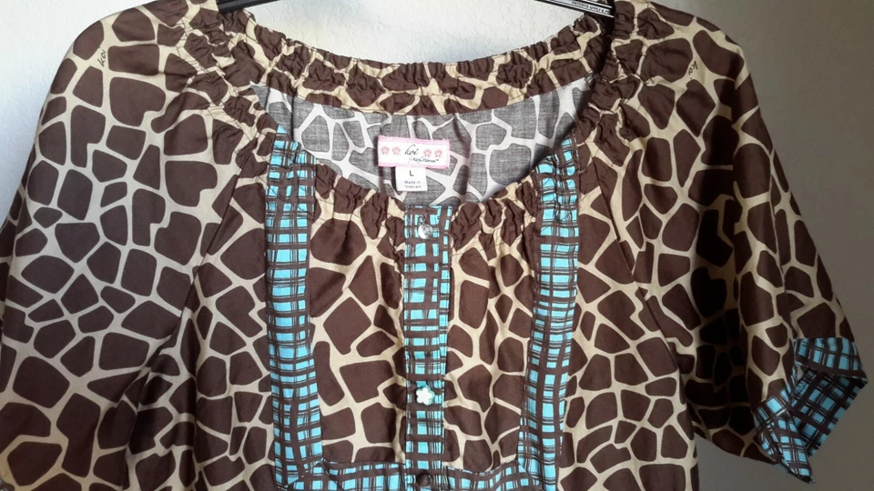 Blusa Médica Koi By Kathy Peterson para Mujer Talla L Estampado Animal Leopardo Usada Foto 3 de 4