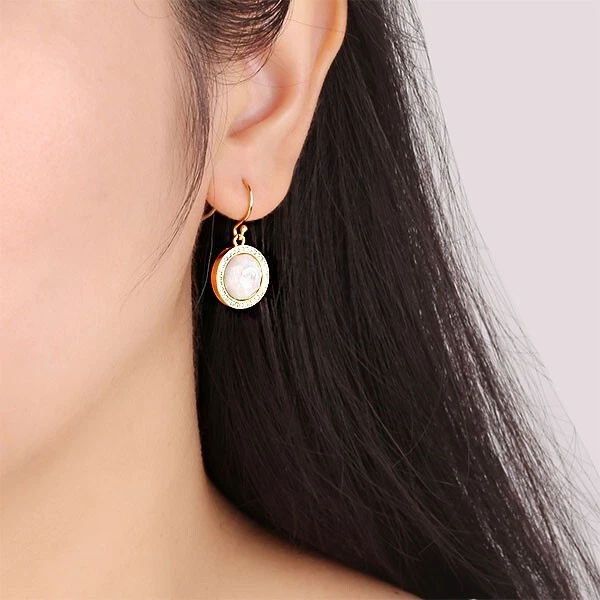 Pendientes colgantes de madreperla de oro amarillo de 14 quilates con halo de moissanita de 0,27 quilates regalo Foto 4 de 4