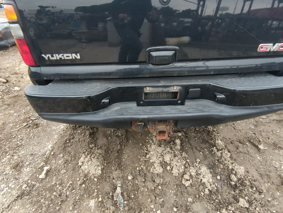 2001-2006 Gmc Yukon Rear Bumper Assembly Oem YVPSO - Image 2 of 3