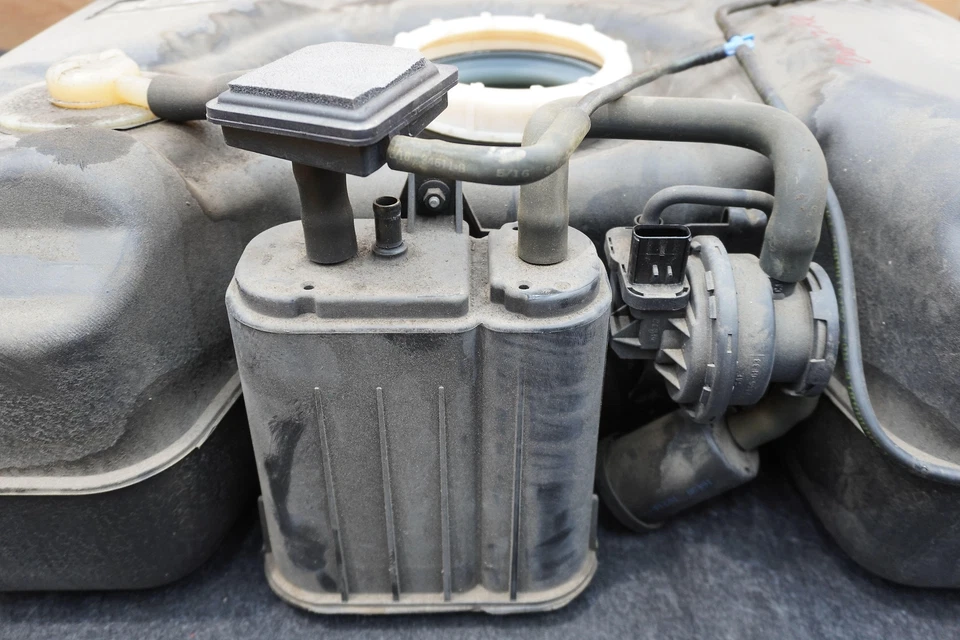 Conjunto de tanque de combustible trasero OEM 05290097AC Dodge Viper SRT-10 Gen 3 2003-2008 Foto 4 de 4