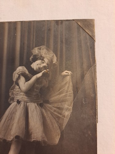 Foto 1923 kleines Mädchen Ballettschuhe Kopf geneigt Blumen Kleid Bühnengrab - Bild 7 von 9