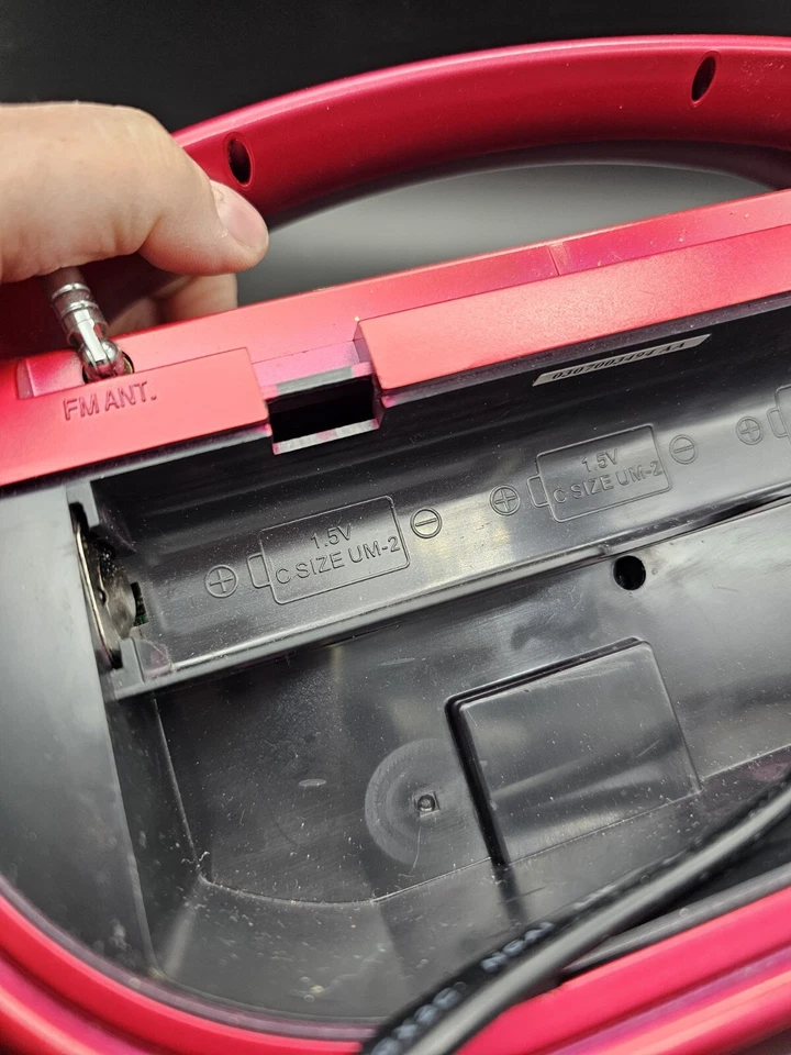 GPX R602R Rojo AM/FM Reloj Radio Digital Enchufe O Batería Opción Portátil Foto 3 de 4