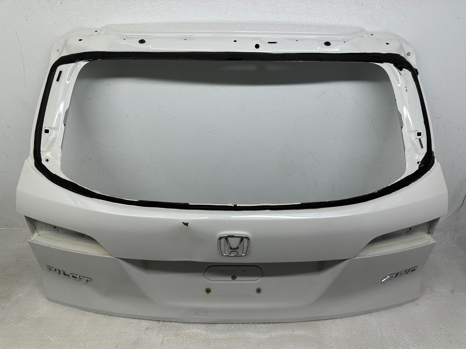 2016-2018 HONDA PILOT REAR LIFT GATE TAIL GATE TRUNK STEEL W/ EMBLEM WHITE OEM