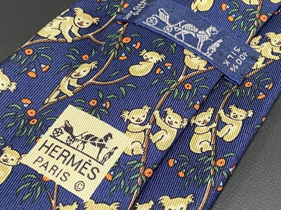 Cravate HERMÈS Vintage – Motif Koala Accroché à Un Arbre, Soie 100%, Bleu, Fabriqué En France