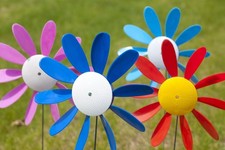 Spinning Daisies Pack of 4 Beloit Plastics 12 inch Dia. Random Color Lawn...
