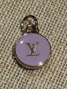 lv zipper pull