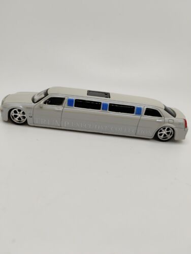 Maisto Donald Trump Executive Collection Chrysler 300C Hemi Limousine 1/64 White