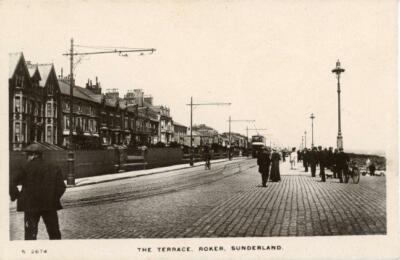 ECHTFOTO-POSTKARTE VON DER TERRASSE, ROKER, SUNDERLAND, COUNTY DURHAM VON KINGSWAY