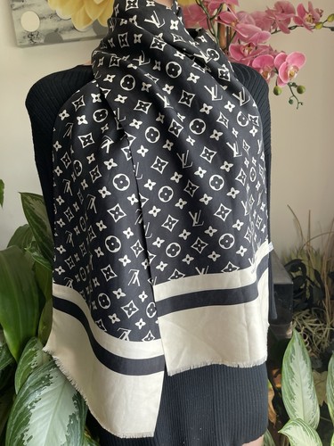 Louis Vuitton Bandeau Silk Scarf. - 第 16/22 張圖片